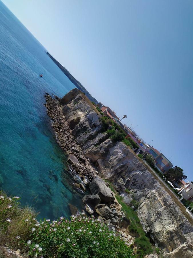 Villetta fronte mare Torre dell'Orso Esterno foto